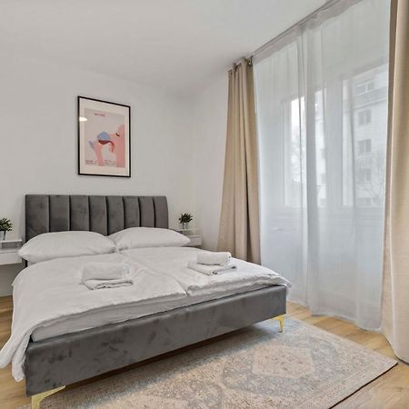 2 Bedroom Apt Steps To Nivy Station Bratislava Exterior photo