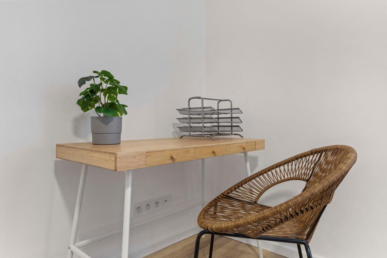 2 Bedroom Apt Steps To Nivy Station Bratislava Exterior photo