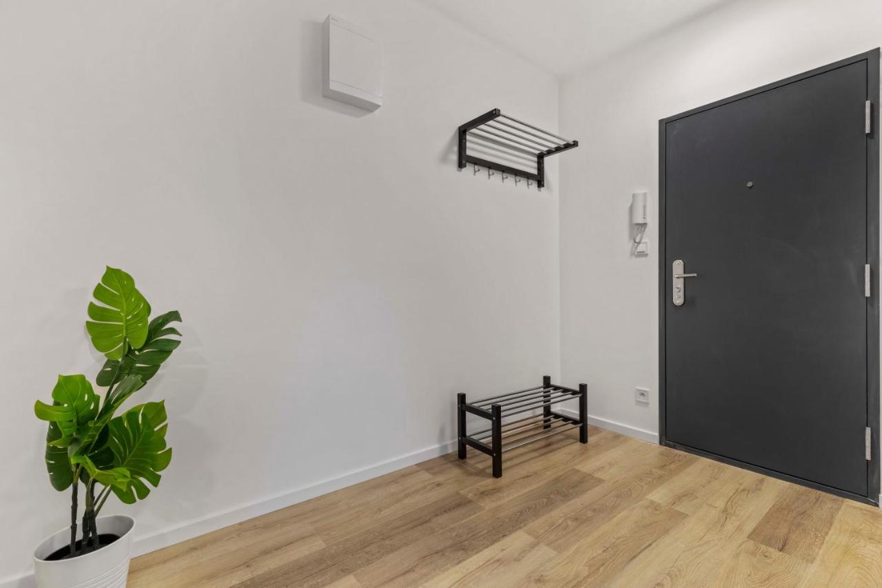 2 Bedroom Apt Steps To Nivy Station Bratislava Exterior photo